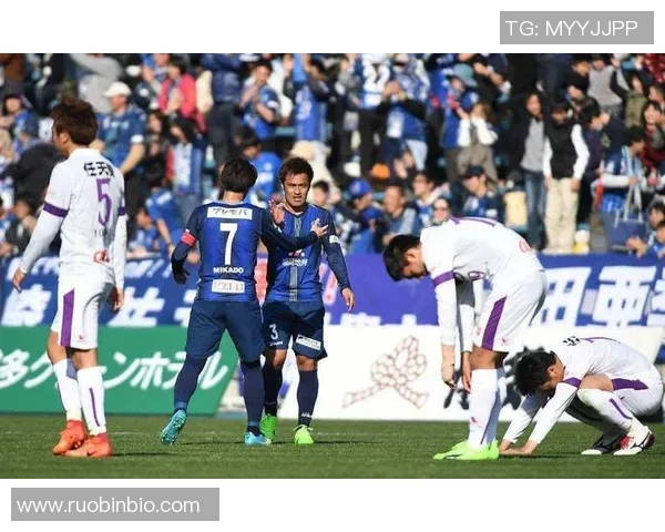 岐阜足球队迎战熊本深红队全力争胜展现球队风采